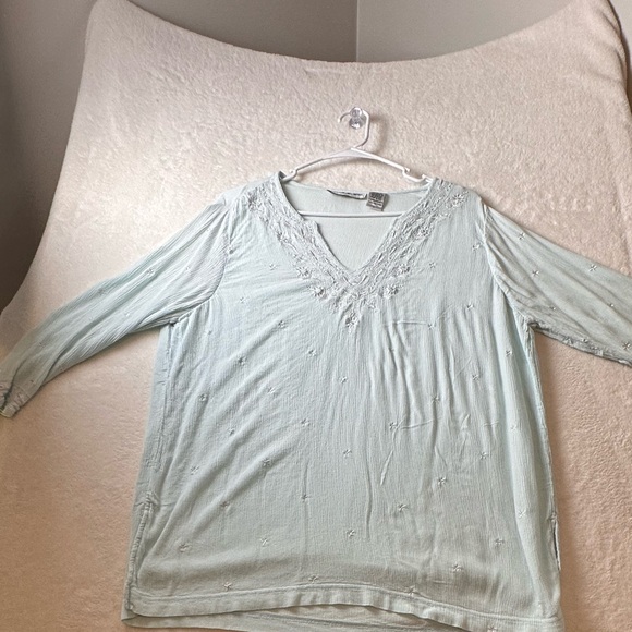 Cathy Daniels Soft Floral Embroidered Blouse Size Large Ice Blue - Picture 9 of 9